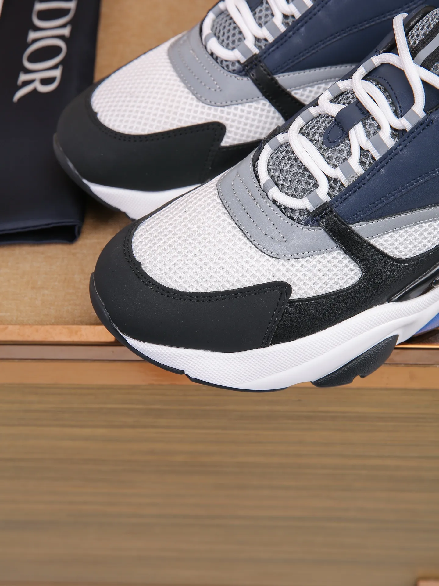 Factory price: 460💰Dior’s top version of D’s b22 men’s sports shoes. Inspired by retro running styles, the chunky low-top silhouette features gray calf leather and blue and white mesh fabric uppers, atop a black, white and blue engraved rubber sole. Nylon ribbon accents the blue mesh tongue and heel counter, and a "dio~" logo appears on the side. Pair it with a suit for a striking contrast and add a sportswear-chic edge to your look. The thick sole can be about 4cm~ Size: 38-45, [46, 47 customized]